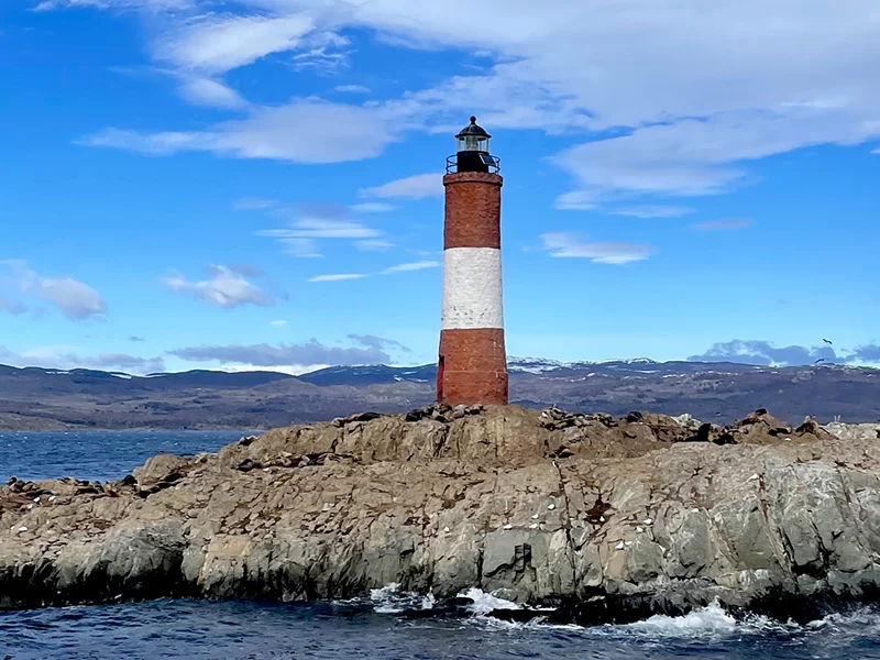 Canal de Beagle Ushuaia - navegando pelas águas do canal com vista para o Farol de Les Éclaireurs