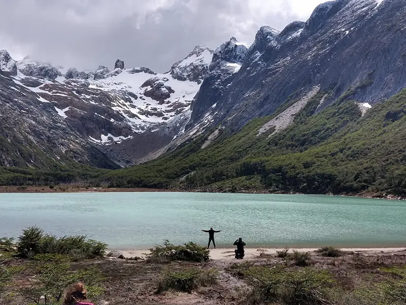 Trekking Laguna Esmeralda Ushuaia - sendero entre bosques andinos hacia la laguna de color turquesa