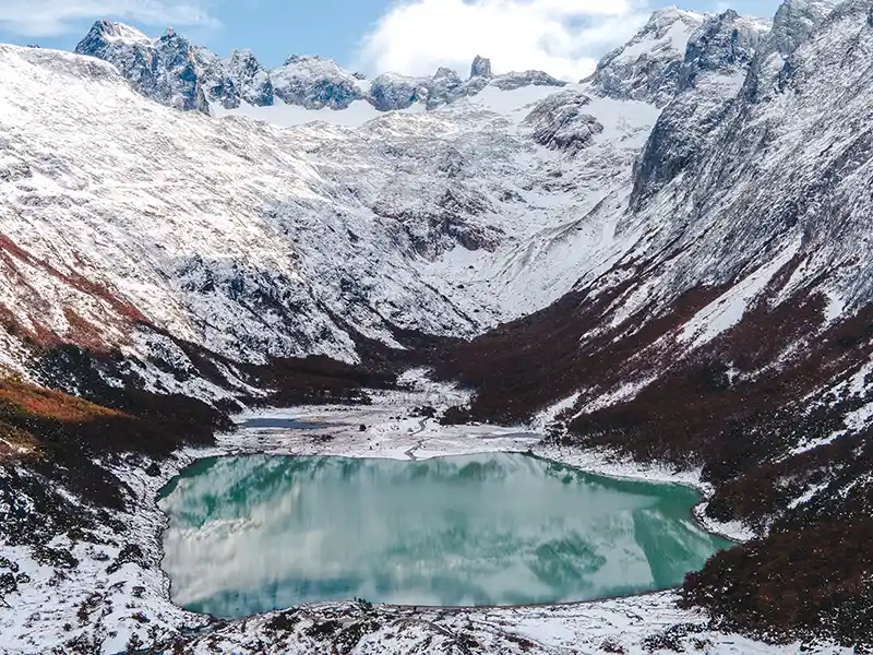 Laguna Esmeralda en otoño - colores patagónicos en el bosque de lengas y coihues de Tierra del Fuego