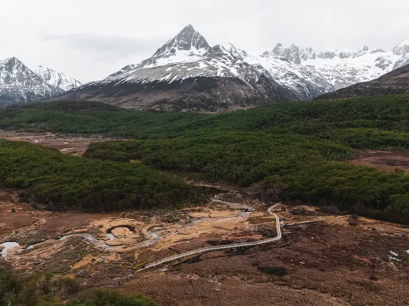 Laguna Esmeralda Ushuaia - vista panorámica de las aguas turquesas rodeadas de montañas fueguinas